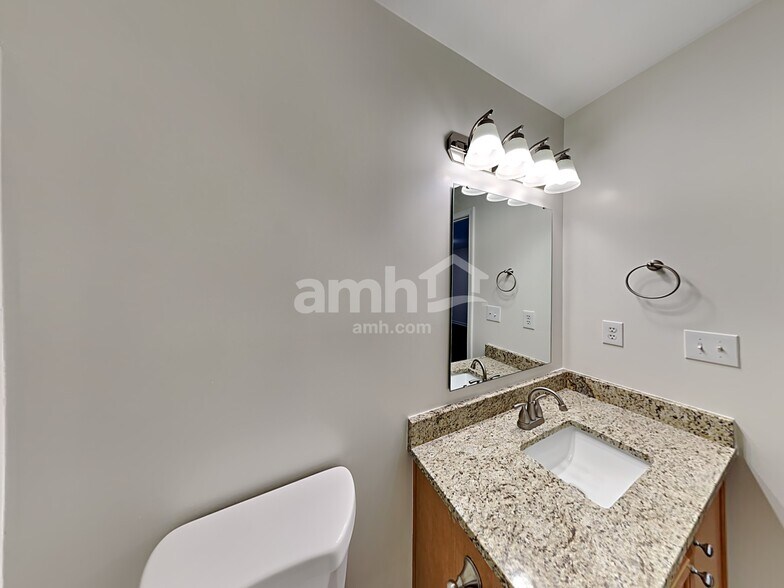 Building Photo - 821 Maurepas Dr