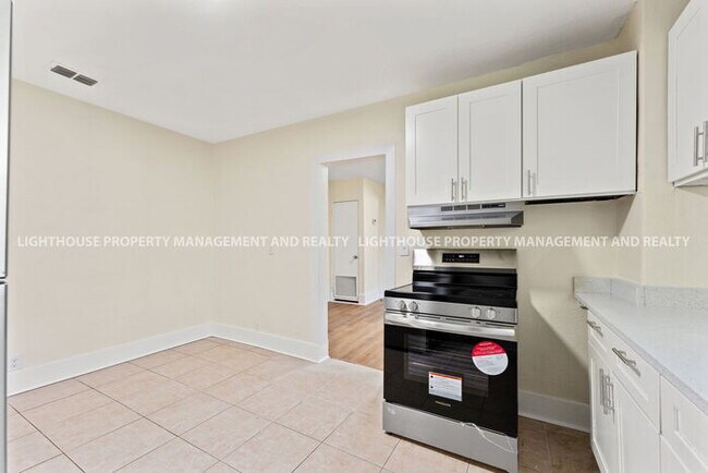 Building Photo - Charming 3x2 Bungalow