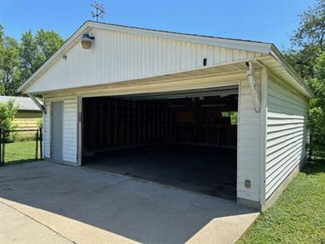 Building Photo - 1102 N Lincoln Ave