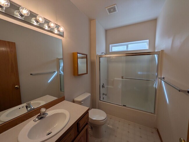 Building Photo - 2 Bedroom, 2 Bathroom Townhome off of Alabama St