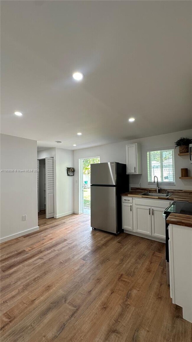 Building Photo - 685 W 35th St