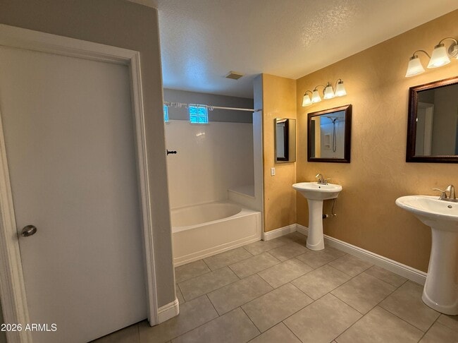 Building Photo - 6425 W Desert Hollow Dr