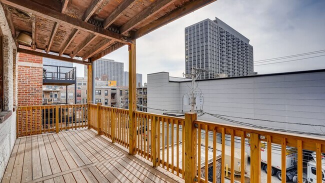 Building Photo - 921 W Agatite Ave