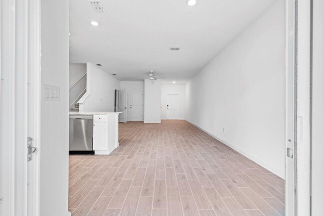 Building Photo - Newer Townhome - Tara West End