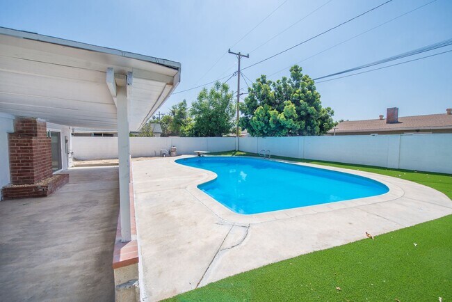 Building Photo - Completely Remodeld W/ Swimming Pool!