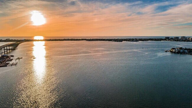 Building Photo - 100 Bluff View Dr