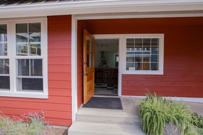 Building Photo - Lovely Langley Condo and Pet Friendly!