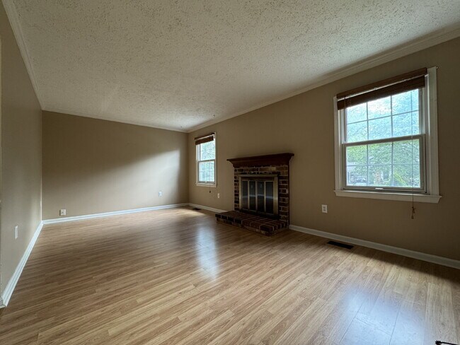 Building Photo - Delightful End-Unit Townhome in Courts of ...