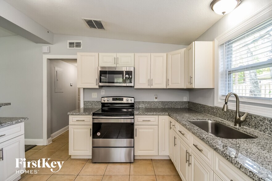 Building Photo - 1056 Busac Ave