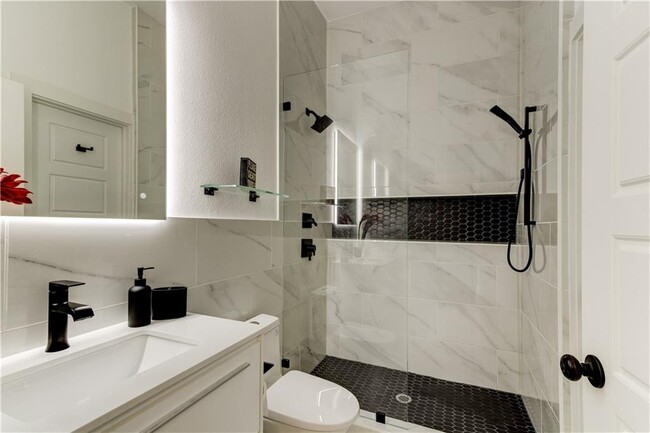 Building Photo - 2715 Zaragosa St