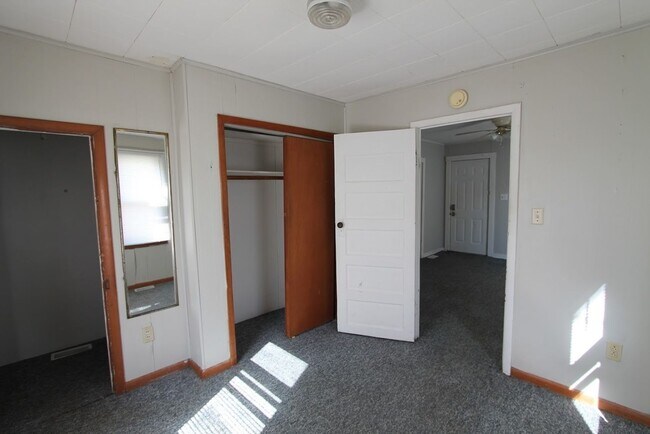 Building Photo - Massive Loft Area