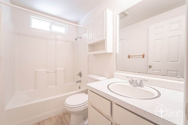 Building Photo - 3210 NE 44th St