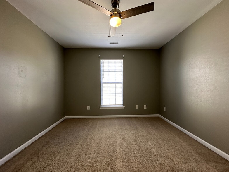 Building Photo - Room in House on Sunburst Ln