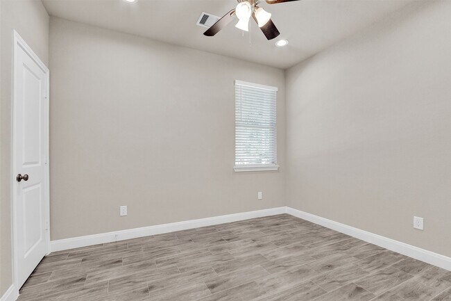 Building Photo - 11101 Park Dr