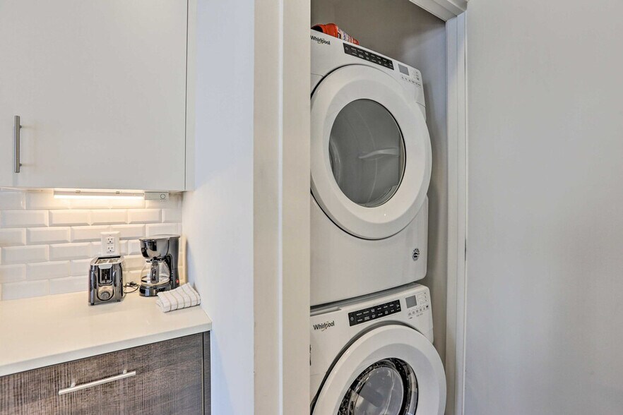 Building Photo - 2530 Lawrence St