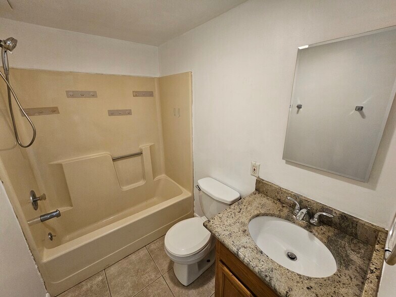 Building Photo - 806 W Oak Ln