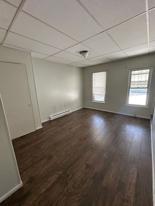 Building Photo - 3bd 1 bath with fenced in yard!