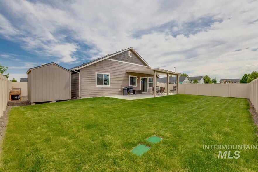 Building Photo - 6033 N Silver Spruce Ave