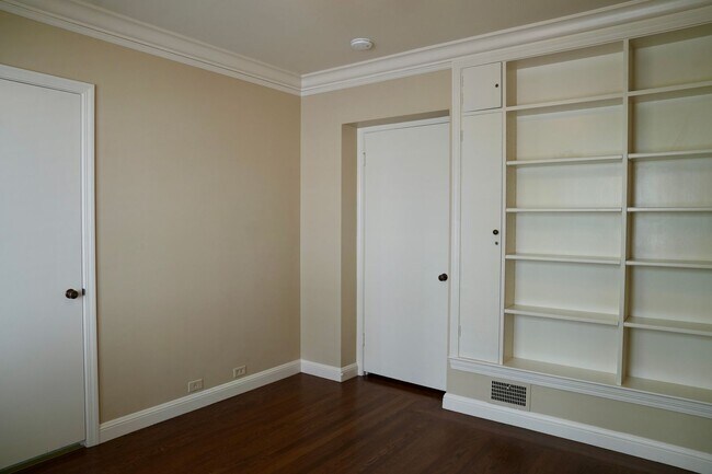 Building Photo - Charming & Spacious 3BR/2BA Lower-Level Home in Prime Baywood Location