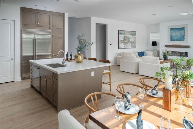 Building Photo - Model-Perfect 5 Bedroom Home in Valencia!