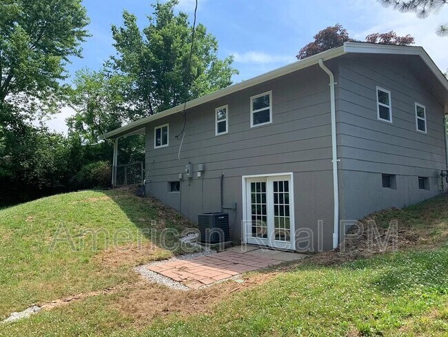 Building Photo - 201 Oakborough Dr