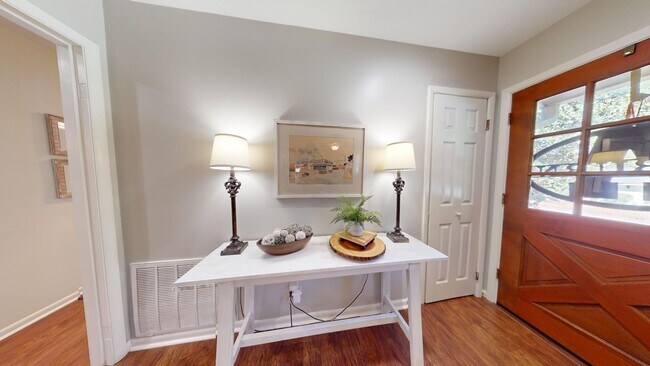 Building Photo - Super Cute One Level Home 1 mile from Toom...