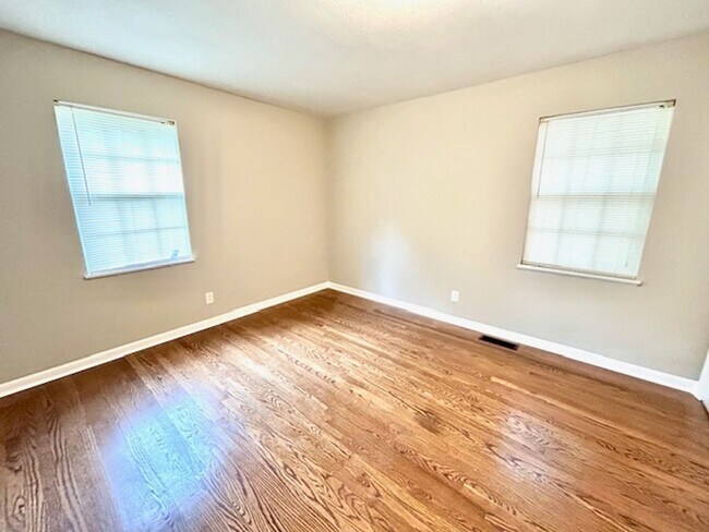 Building Photo - $500 Move In Special-or-$100 off monthly r...
