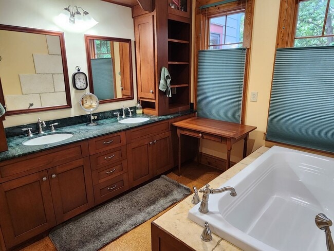 Building Photo - Fully Furnished Lakefront Home