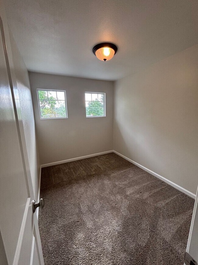 Building Photo - 3 Bedroom 2.5 Bathroom Single Family Home located in Northwest Santa Rosa