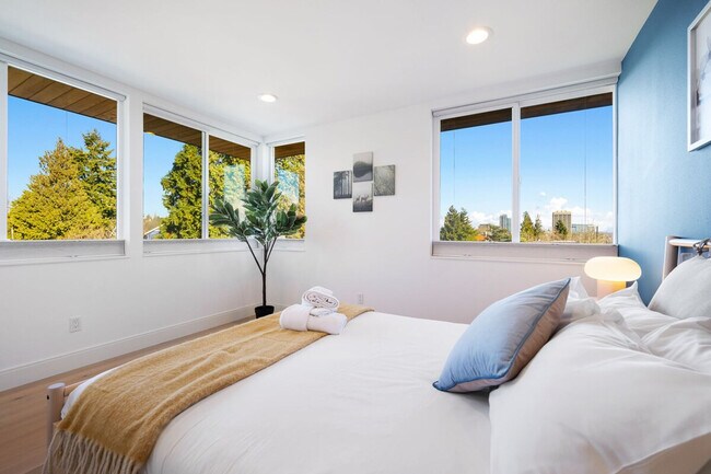 Building Photo - 4510 1st Ave NE