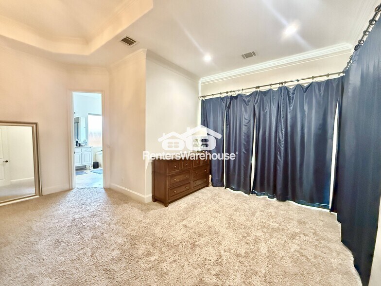 Building Photo - 1007 Drake Dr