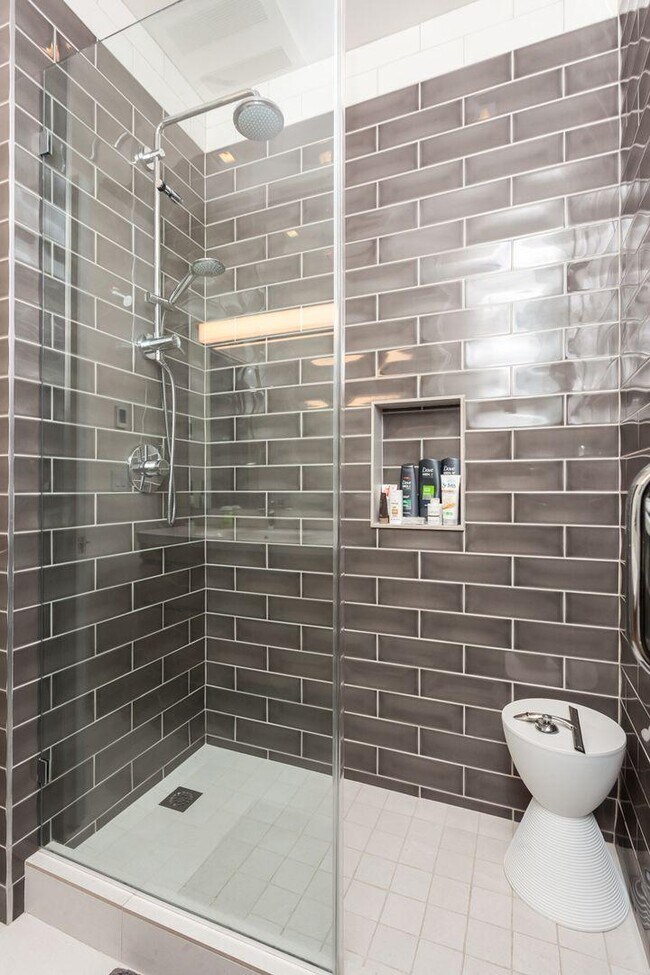 Building Photo - 3 bedroom in Chicago IL 60657