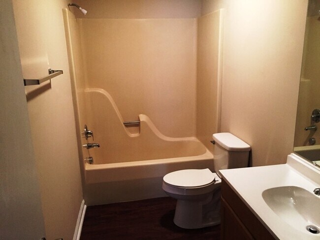 Building Photo - Charming townhouse convenient to downtown Concord!