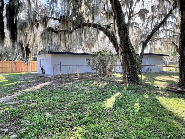 Building Photo - Charming Three-Bedroom Home