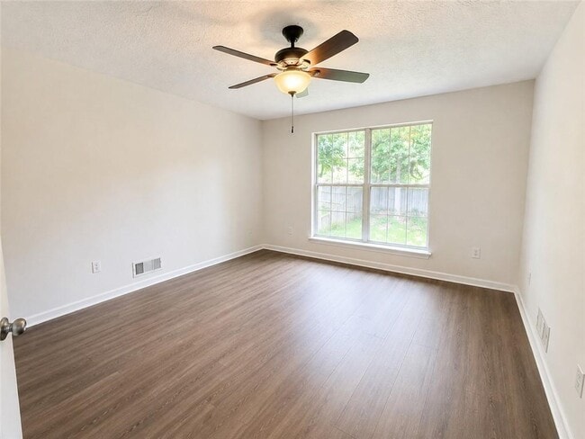 Building Photo - 2095 Glynmoore Dr