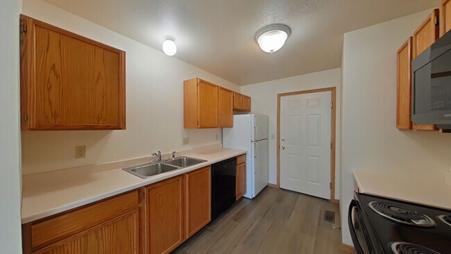 Building Photo - Townhouse-style End unit 3BD, 1.5 BA with attached garage