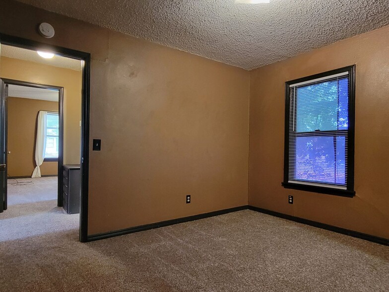 Building Photo - 1000 W Woodson St