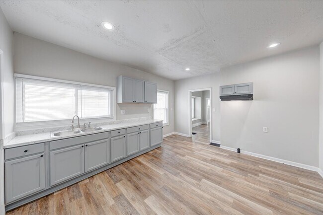 Building Photo - 1015 S Sheffield Ave