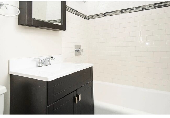 Building Photo - 3345 N Marshfield Ave