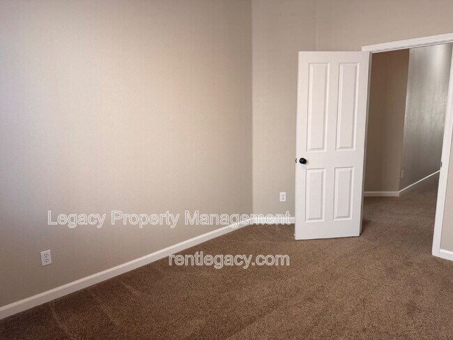 Building Photo - 4711 Summerset Dr