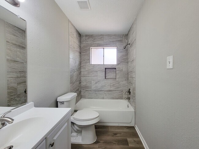 Building Photo - REMODELED 4 BEDROOM 2 BATH LEASE HOME IN H...