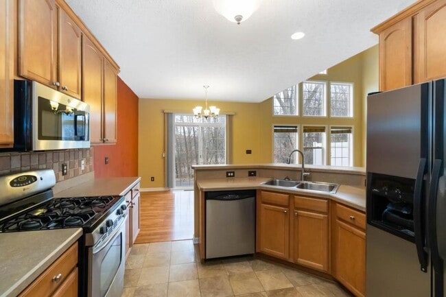 Building Photo - 5825 Crescent Ridge Dr