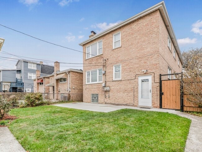 Building Photo - 2520 N Neva Ave