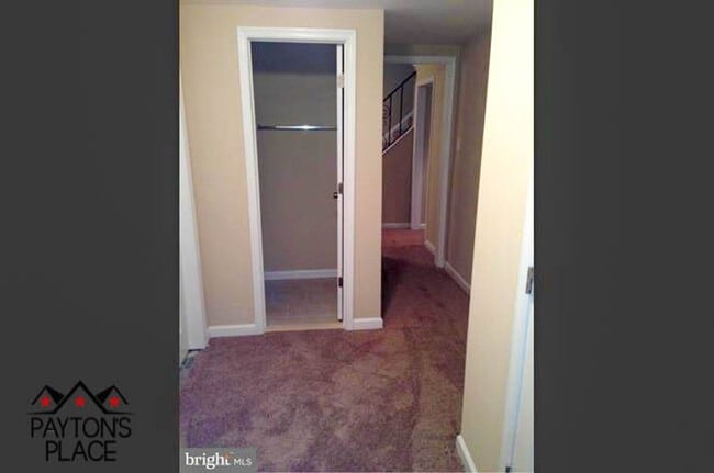 Building Photo - Spacious Single Family home with Huge Back...