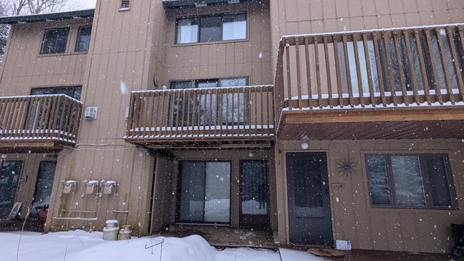 Building Photo - 1 bedroom Waterville Valley Condo Available for Year Round Lease! $1400/mo
