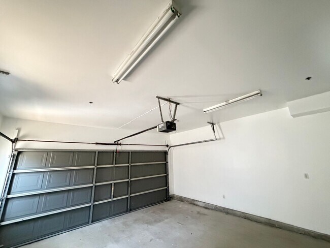 Building Photo - 607Ynez