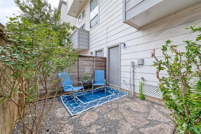 Building Photo - 2301 Camden Dr