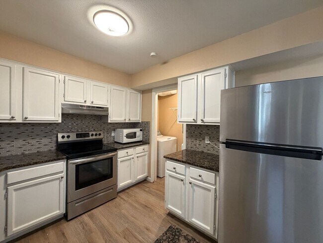 Building Photo - South Side Two Story Townhome!!