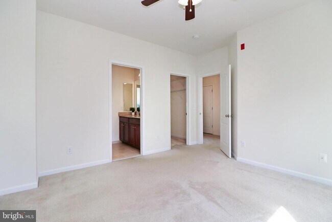 Building Photo - 24620 Byrne Meadow Square