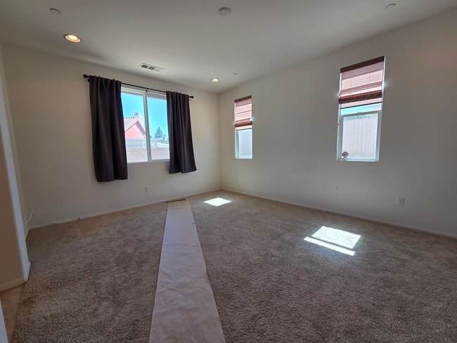 Building Photo - New Listing!